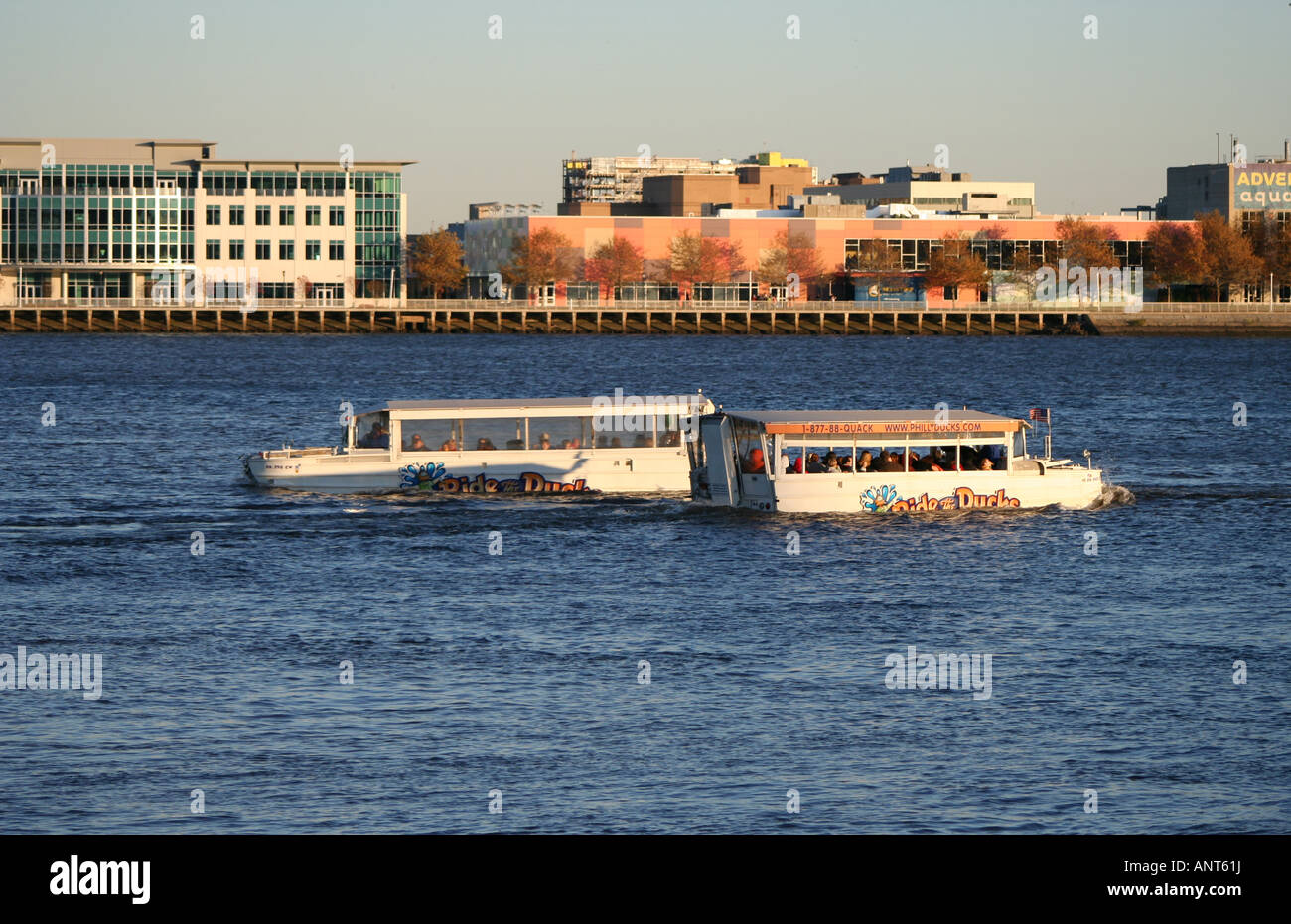 Deux engins de débarquement amphibie Duck Tours on Delaware près de Philadelphie Pennsylvanie Novembre 2007 Banque D'Images