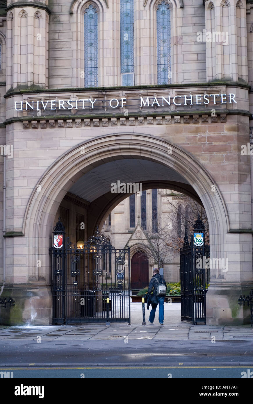Student walking dans le bâtiment de l'Université de Manchester UK Banque D'Images