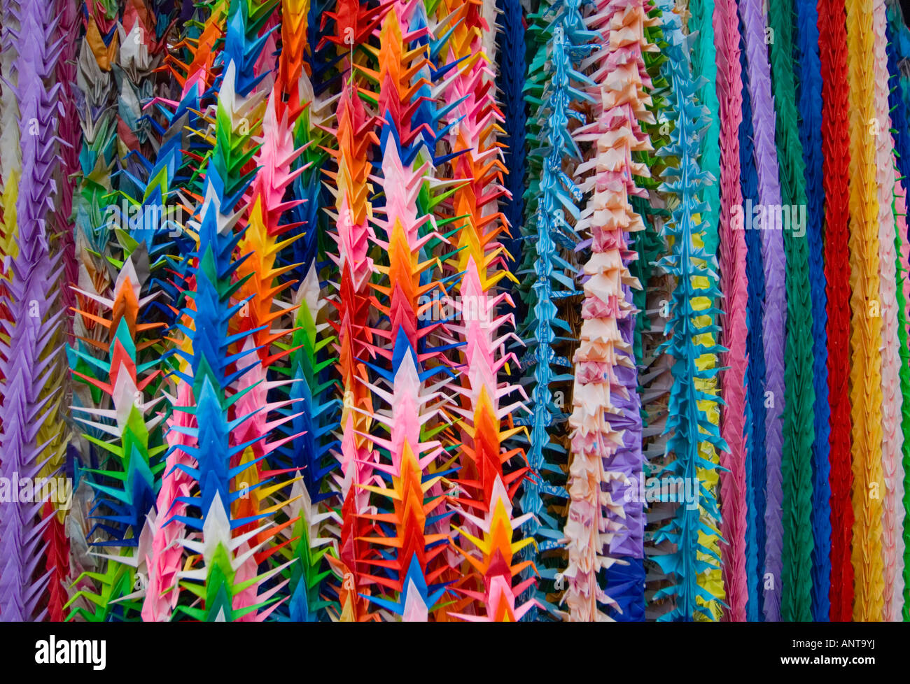 Chaînes d'oiseaux papier ^^origami cranes Japon Banque D'Images