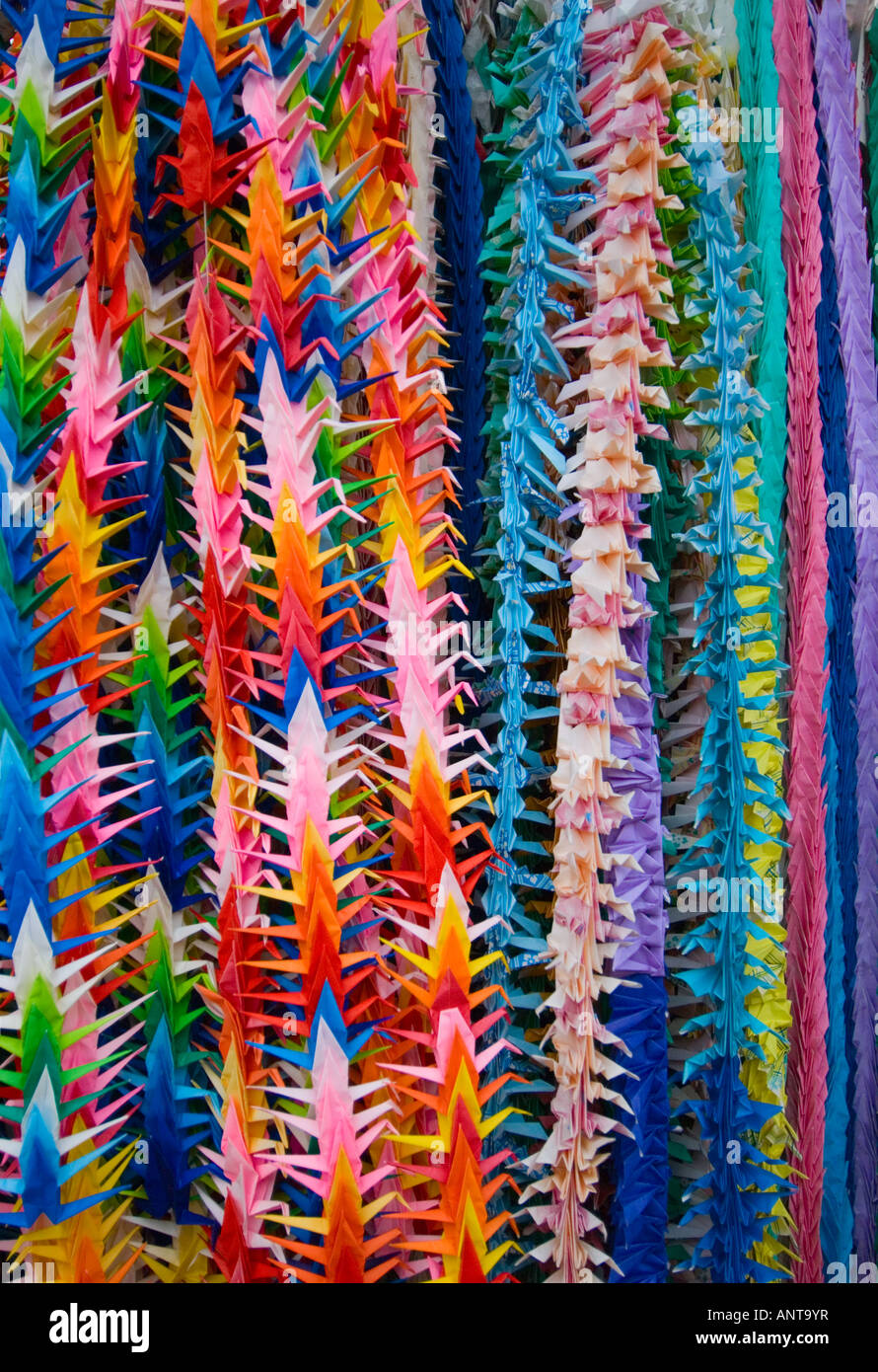 Chaînes d'oiseaux papier ^^origami cranes Japon Banque D'Images