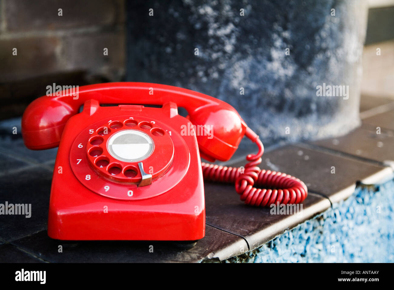 Vieux UK téléphone rouge abandonné dans un vieux bâtiment abandonné Banque D'Images