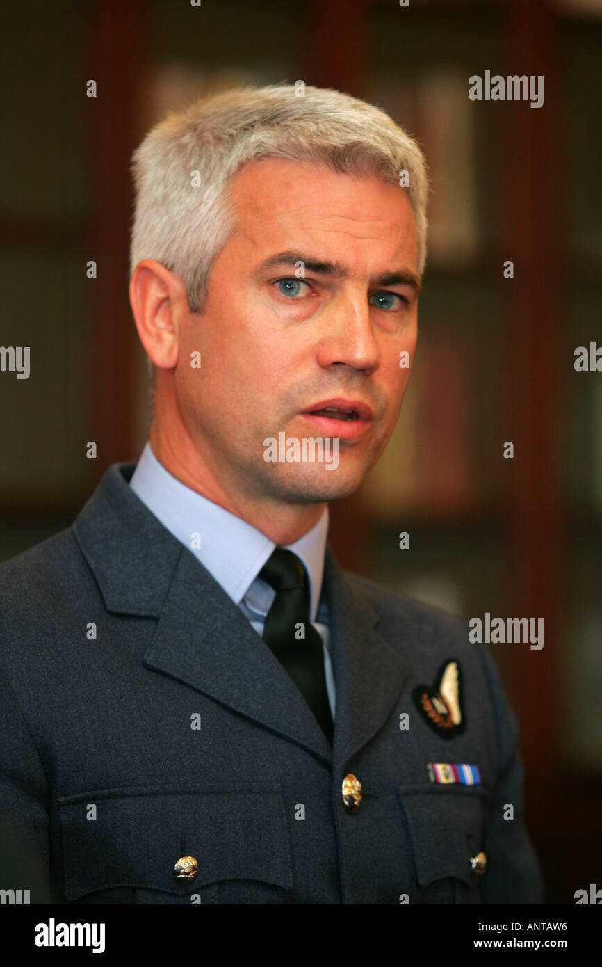 Le commandant de l'escadre, Martin Cannard, commandant du 120 e Escadron de la RAF. Kinloss Banque D'Images