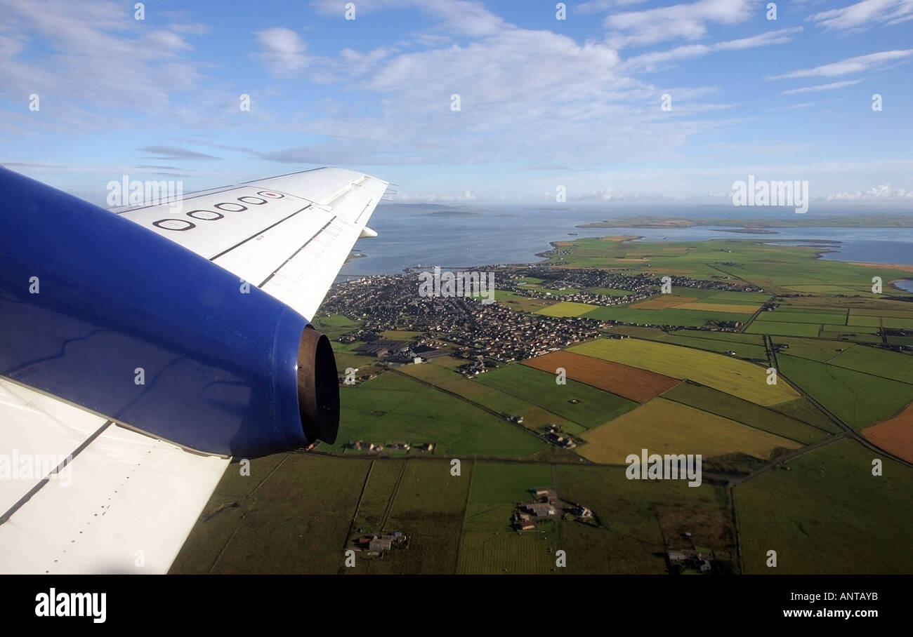 La ville de Kirkwall sur Orkney comme vu après son décollage de l'aéroport de Kirkwall dans la fenêtre d'un avion de British Airways Banque D'Images