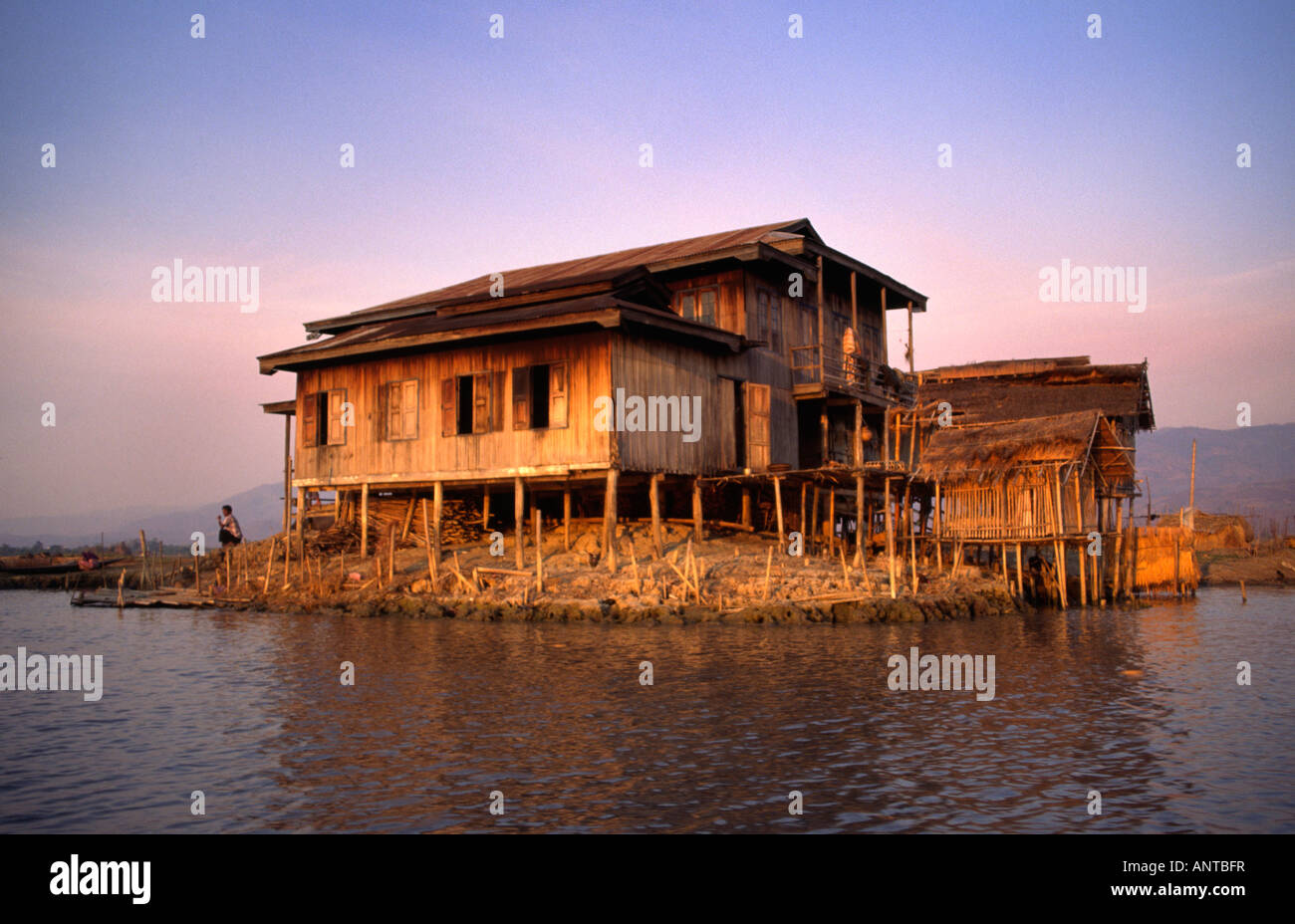 Maisons flottantes typiques sur le lac inle Banque de photographies et ...