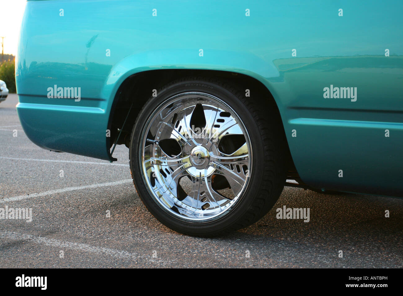Jante Chrome sur une voiture américaine Photo Stock - Alamy