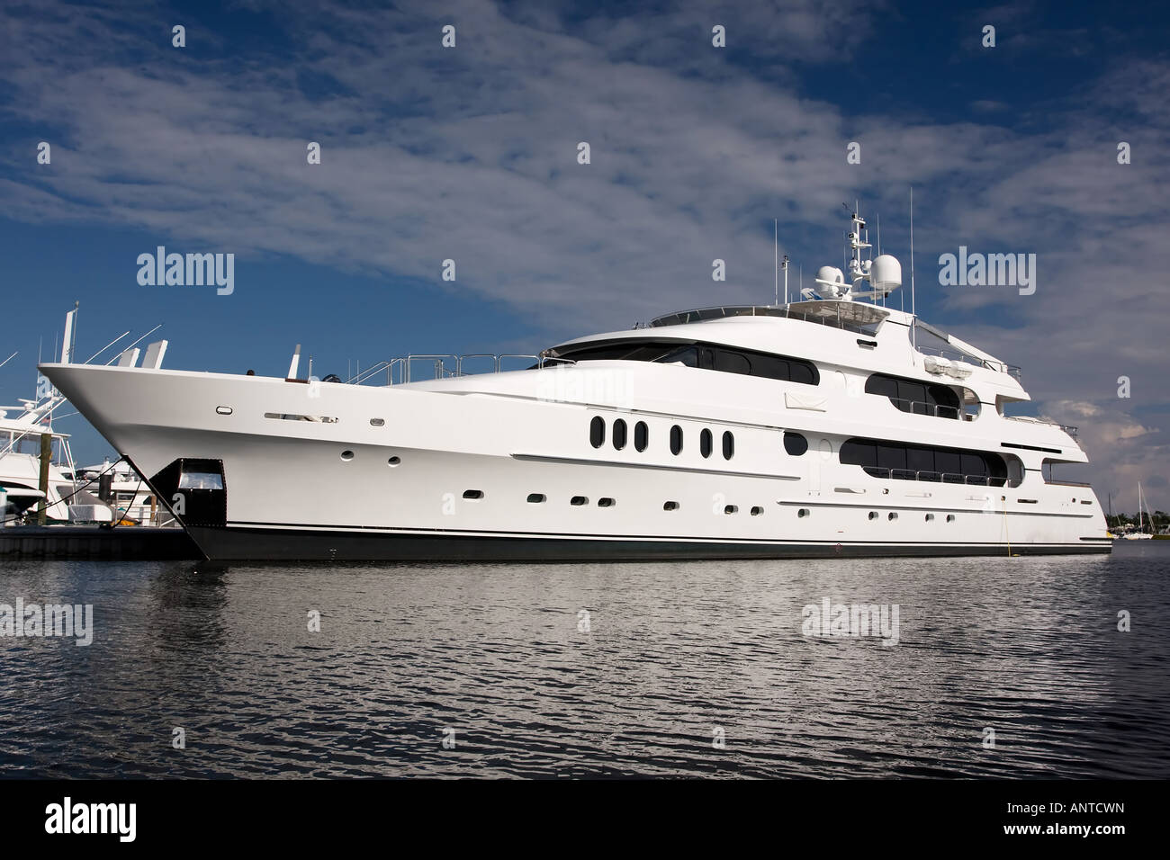 Grand yacht privé blanc aux côtés de dock Banque D'Images