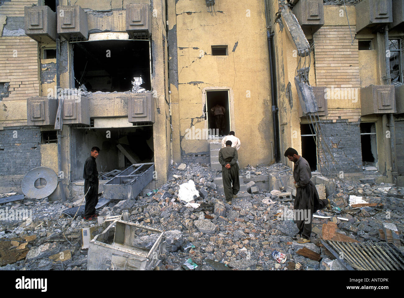 L'inspection des maisons démolies par les Irakiens des forces américaines en Iraq Telafar Banque D'Images