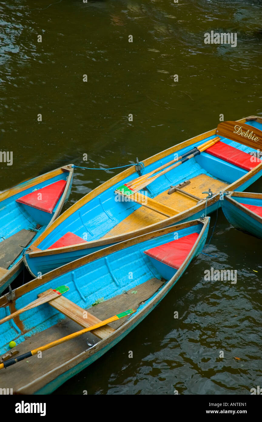 Pour les bateaux en barque sur la rivière Cherwell par Pont-de-la-Madeleine près de Magdalen College Oxford UK Angleterre Banque D'Images