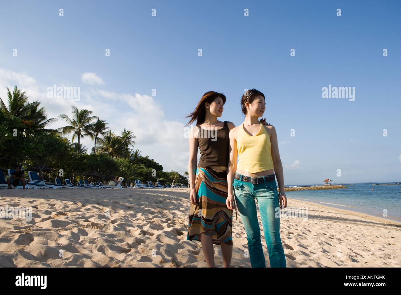 Deux jeunes femmes standing on beach Banque D'Images