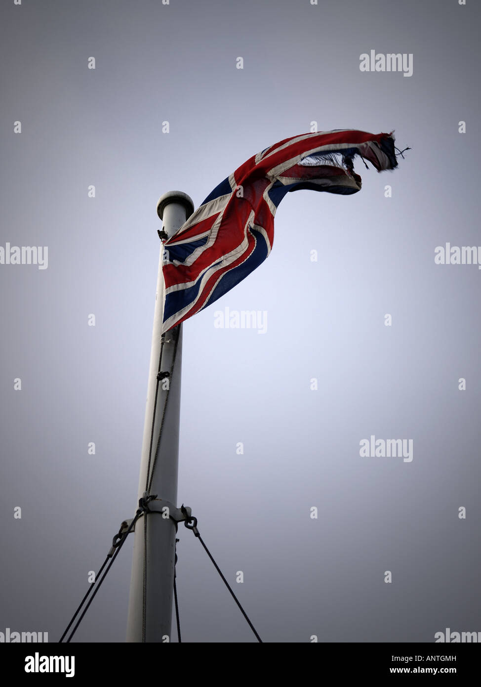 Tatty vieille Union Jack flying Banque D'Images