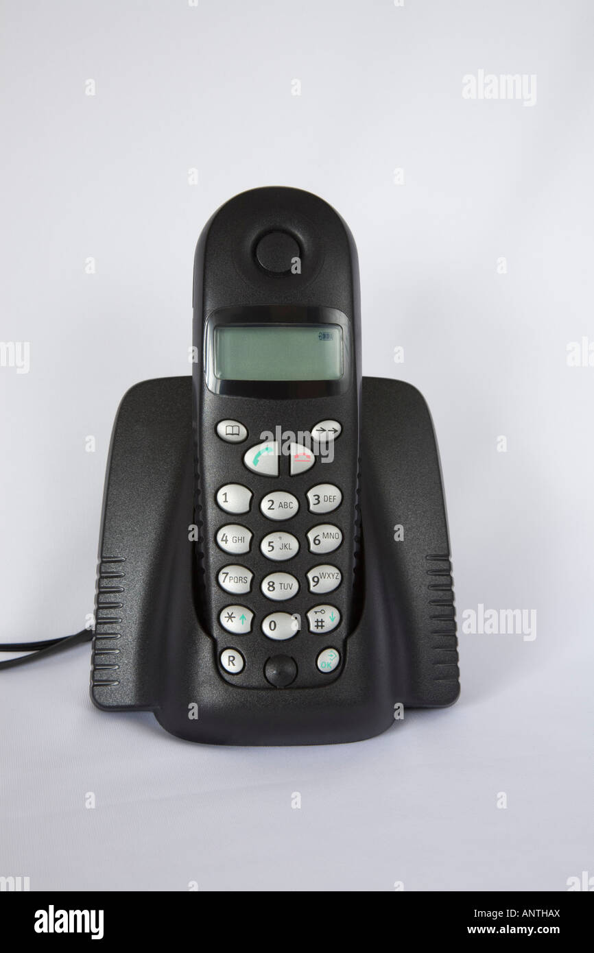 Un téléphone numérique sans fil noir avec de l'argent combiné touches  numériques de chargeur pour téléphone portable en fonction de l'unité de  base avec un fond blanc Photo Stock - Alamy