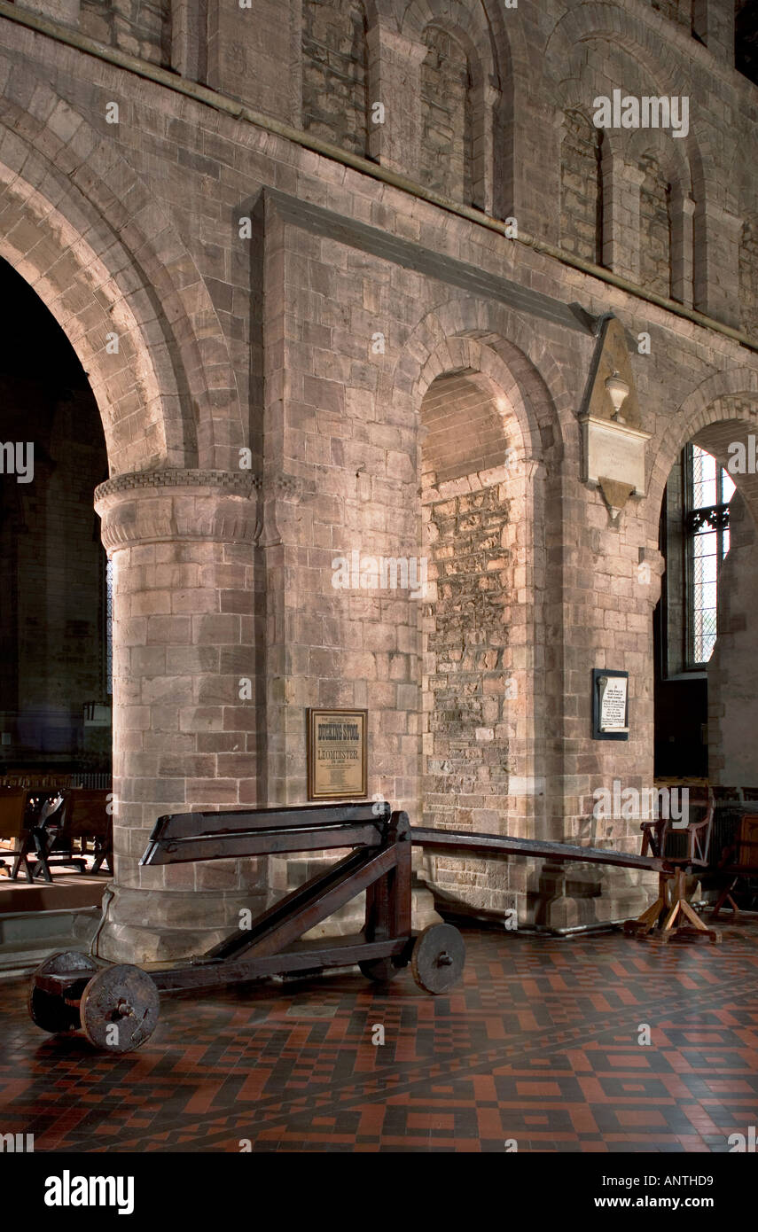 L'Église du Prieuré de Saint Pierre et de Saint Paul Leominster Herefordshire. L'Leominster Ducking tabouret dans la nef romane normande Banque D'Images