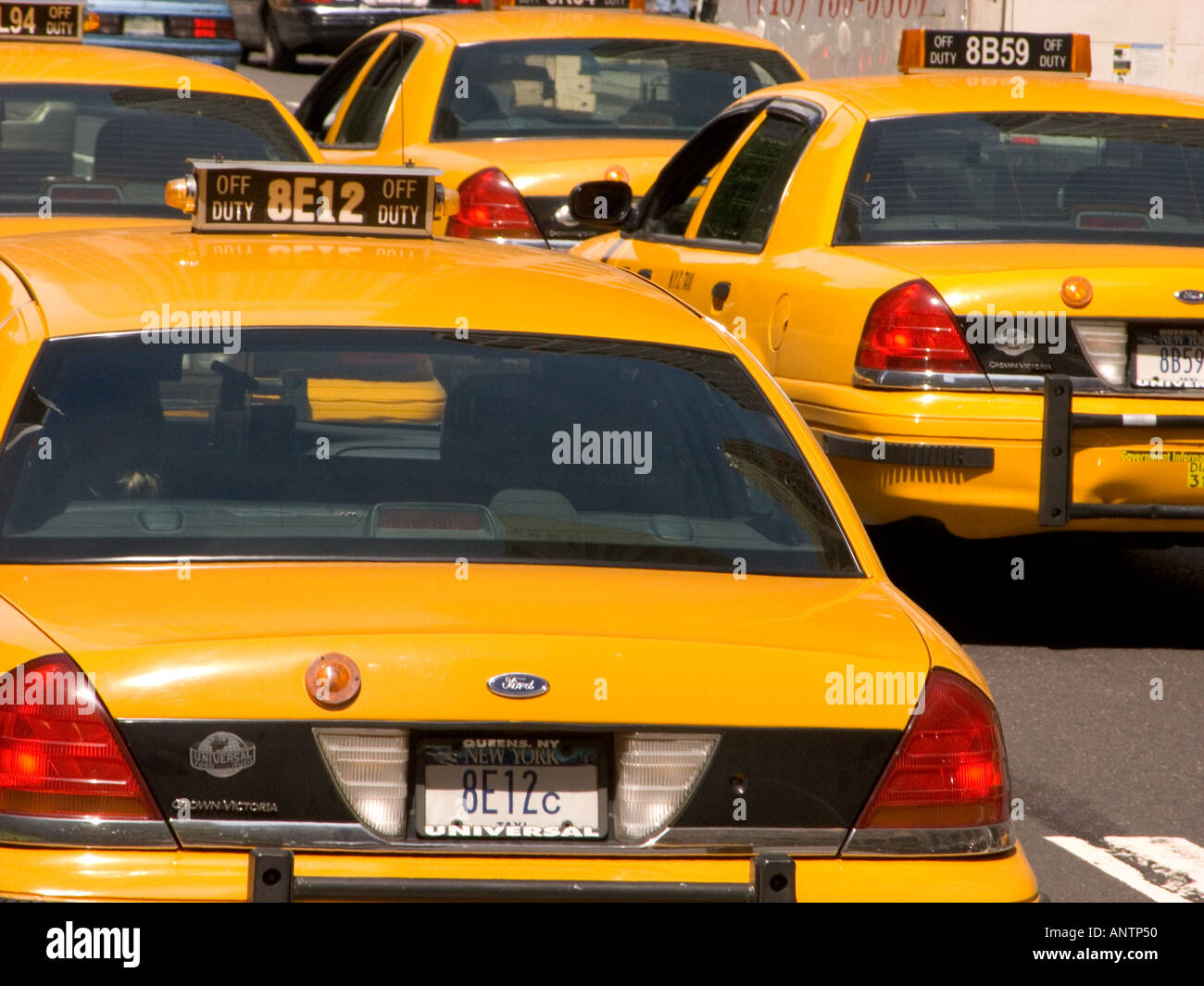 Les taxis jaunes sur Manhattan Fifth avenue new york usa Banque D'Images