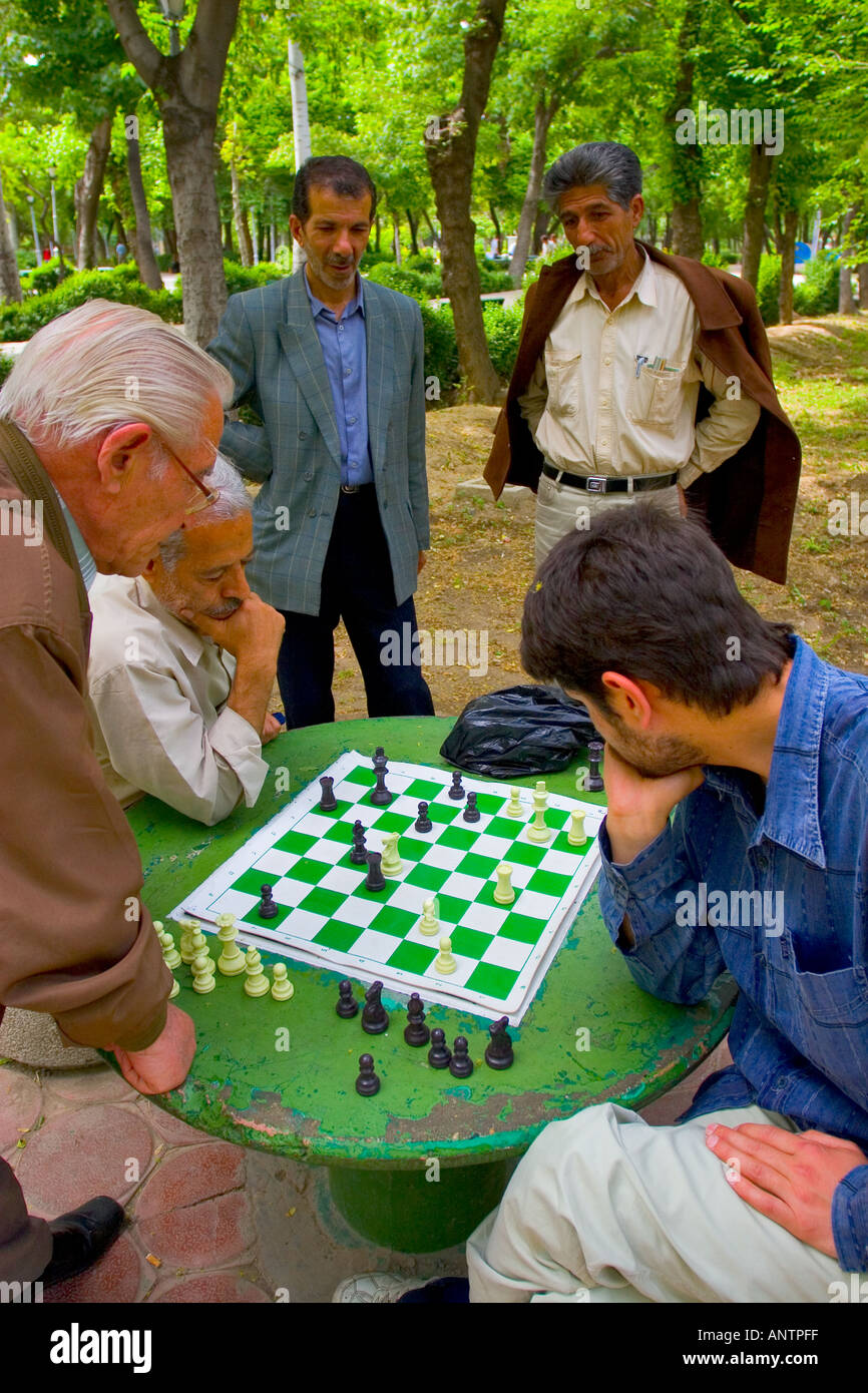 Les Iraniens playin checkmate dans le parc Téhéran Banque D'Images