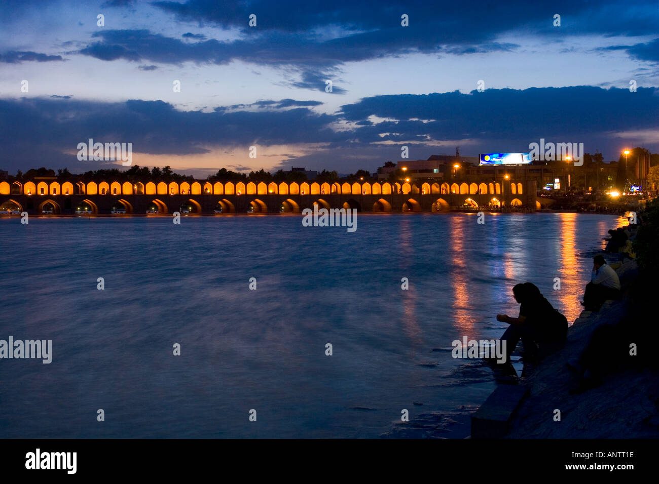 Les gens se détendre au bord de la rivière et pont Khajou Esfahan Iran Banque D'Images