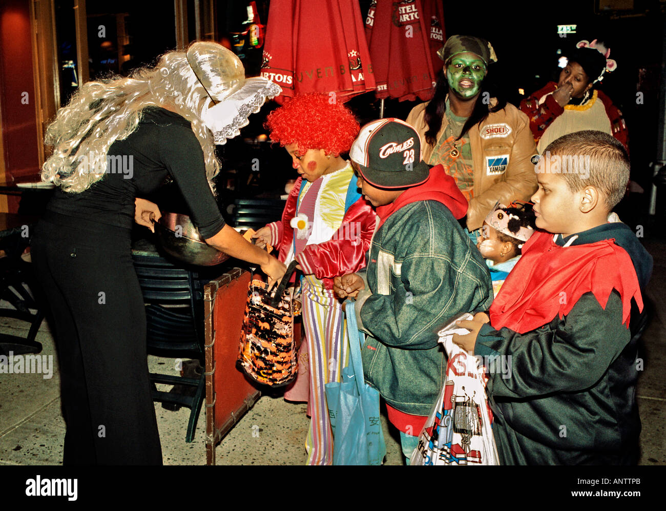 Groupe d'enfants trick or treating à New York City Banque D'Images