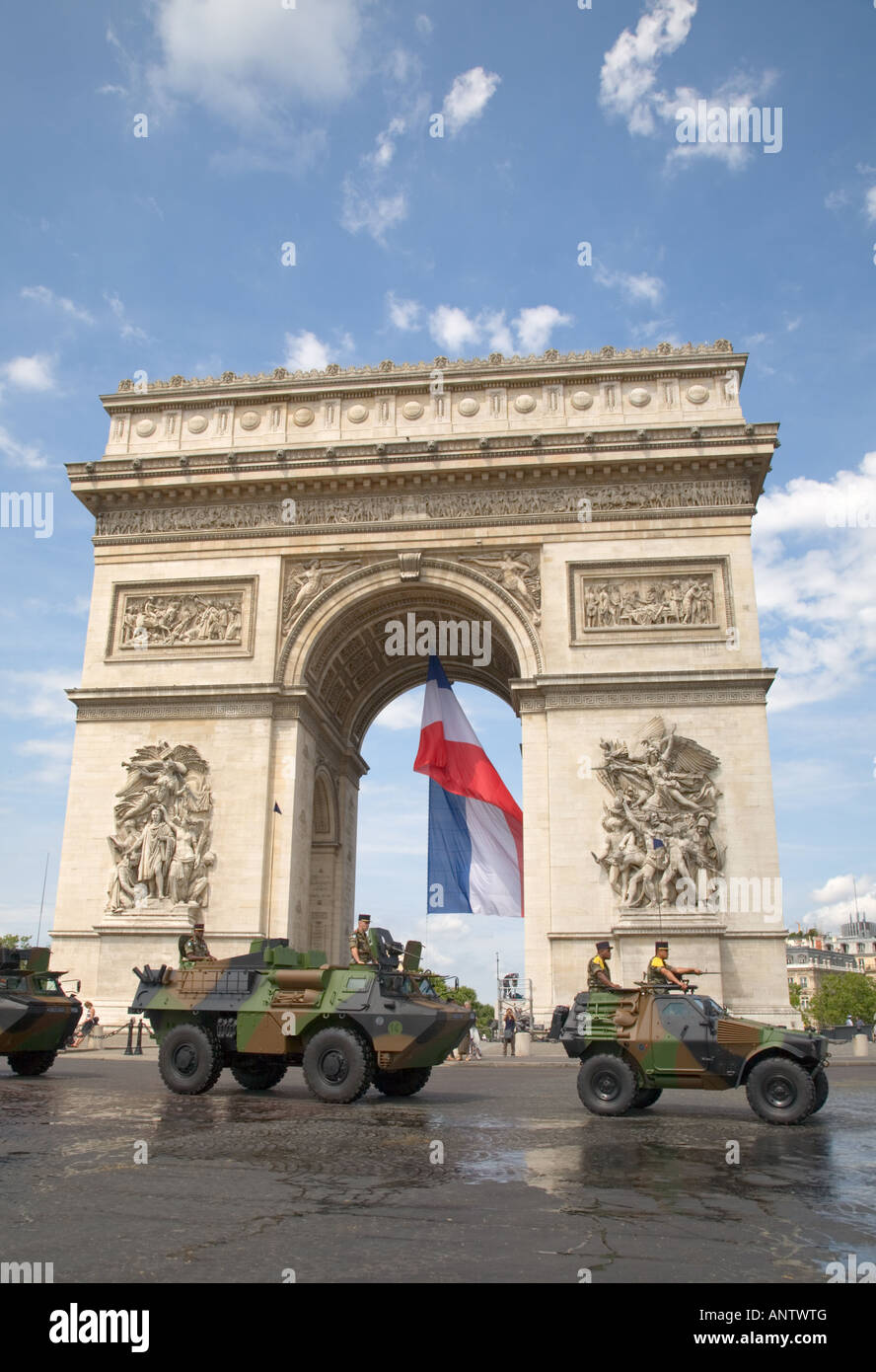 Les véhicules militaires français passent l'Arc de Triomphe sur le jour de la Bastille Banque D'Images