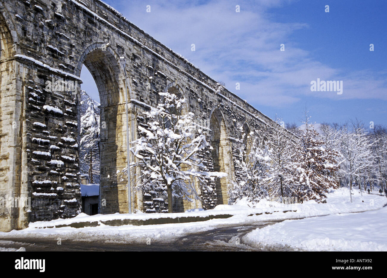 Aqueduc romain en hiver forêt Belgrade Istanbul Turquie Banque D'Images