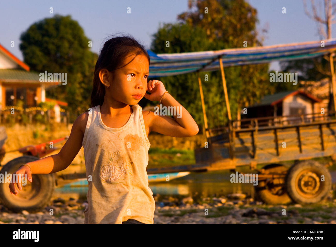 Peu de jeunes garçons et de jeunes filles, jouant par la rivière Vang Vieng, Laos Banque D'Images