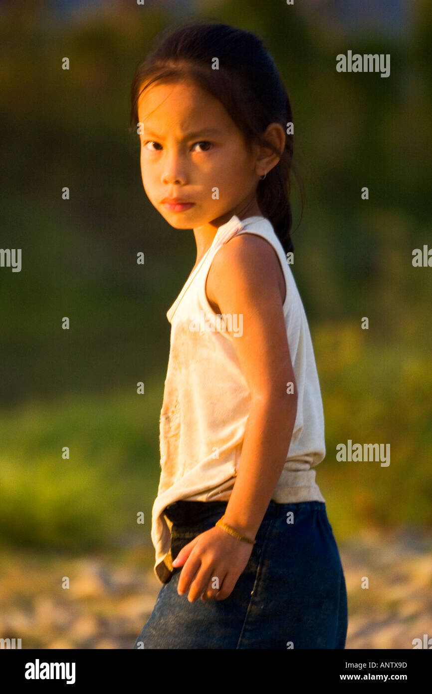 Peu de jeunes garçons et de jeunes filles, jouant par la rivière Vang Vieng, Laos Banque D'Images