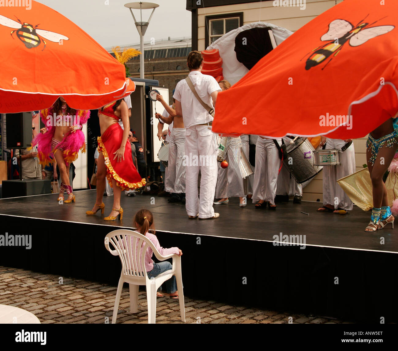 Girl watching performance musicale Banque D'Images