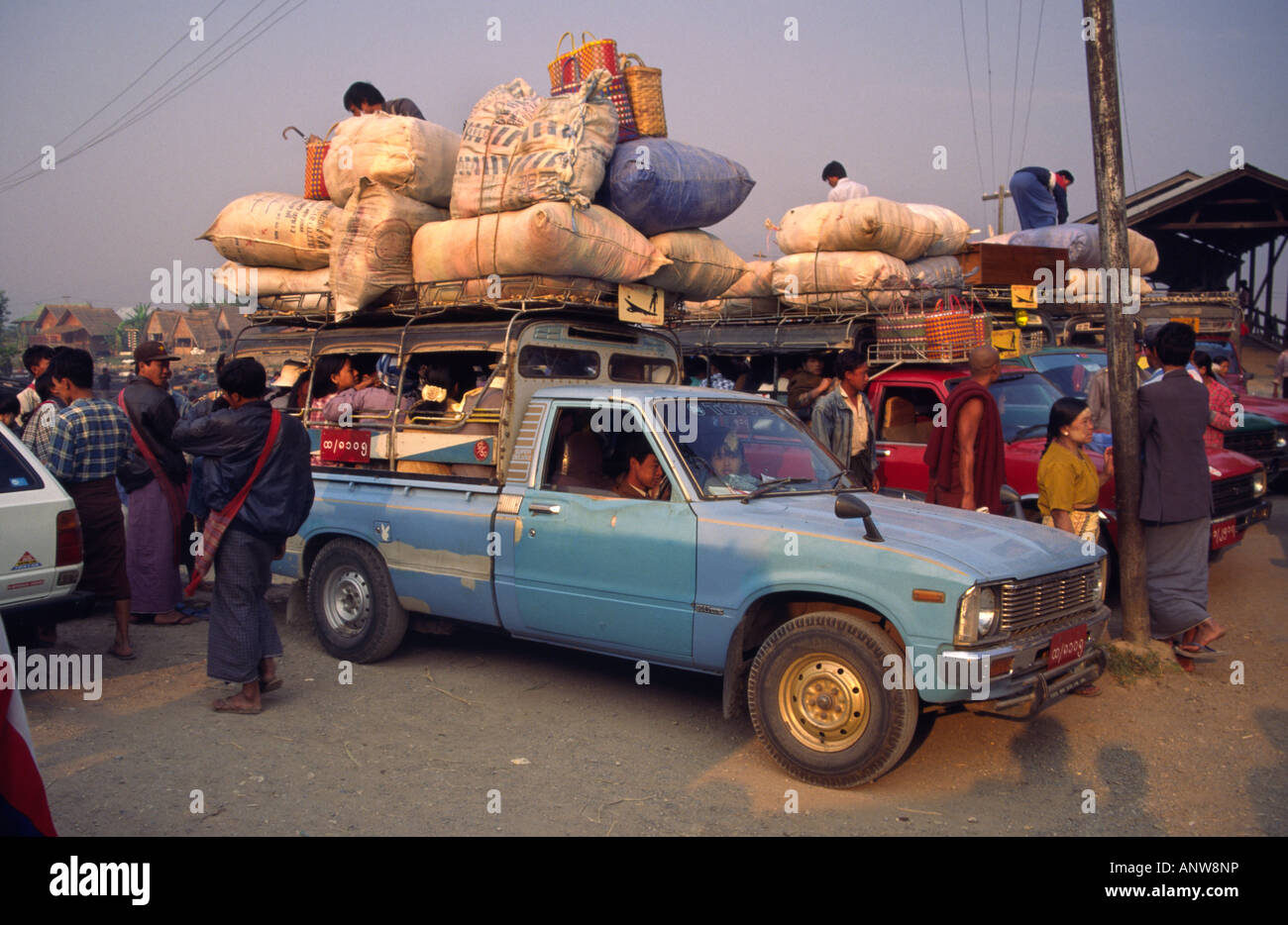 Transports locaux bondés. Taungguyi, Shan State, Myanmar (Birmanie). Banque D'Images