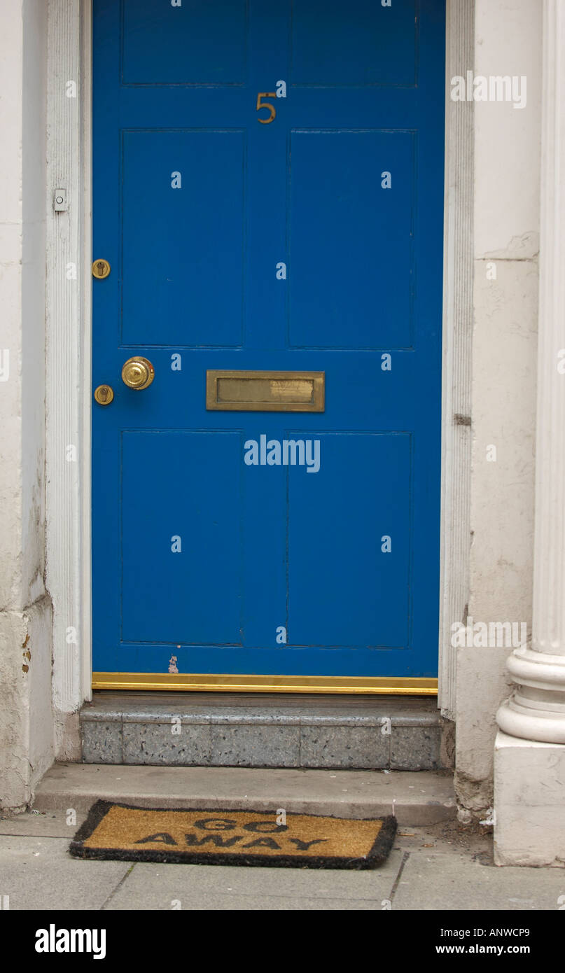 Porte bleue avec paillasson humoristique Banque D'Images