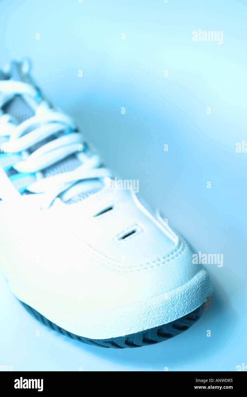 Chaussures formateur blanc sur fond blanc teinte bleu Banque D'Images