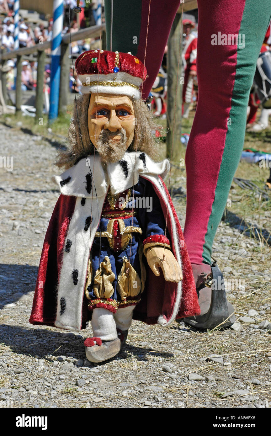 Joueur de marionnettes médiévales en costume médiéval holding peu marionette  king , festival Kaltenberger Ritterspiele chevalier Photo Stock - Alamy