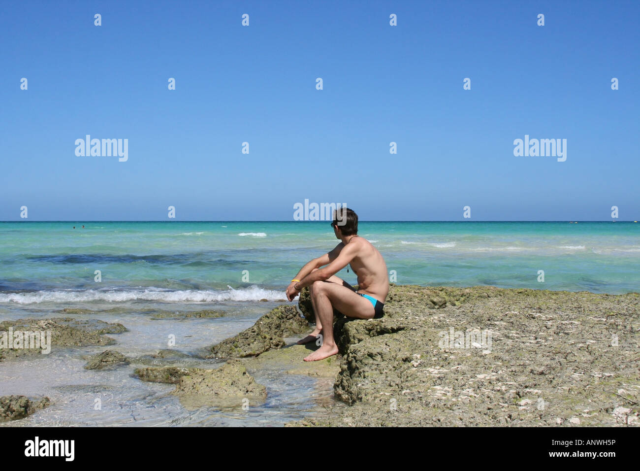 Homme posant sur la plage à Djerba (Tunisie). Banque D'Images