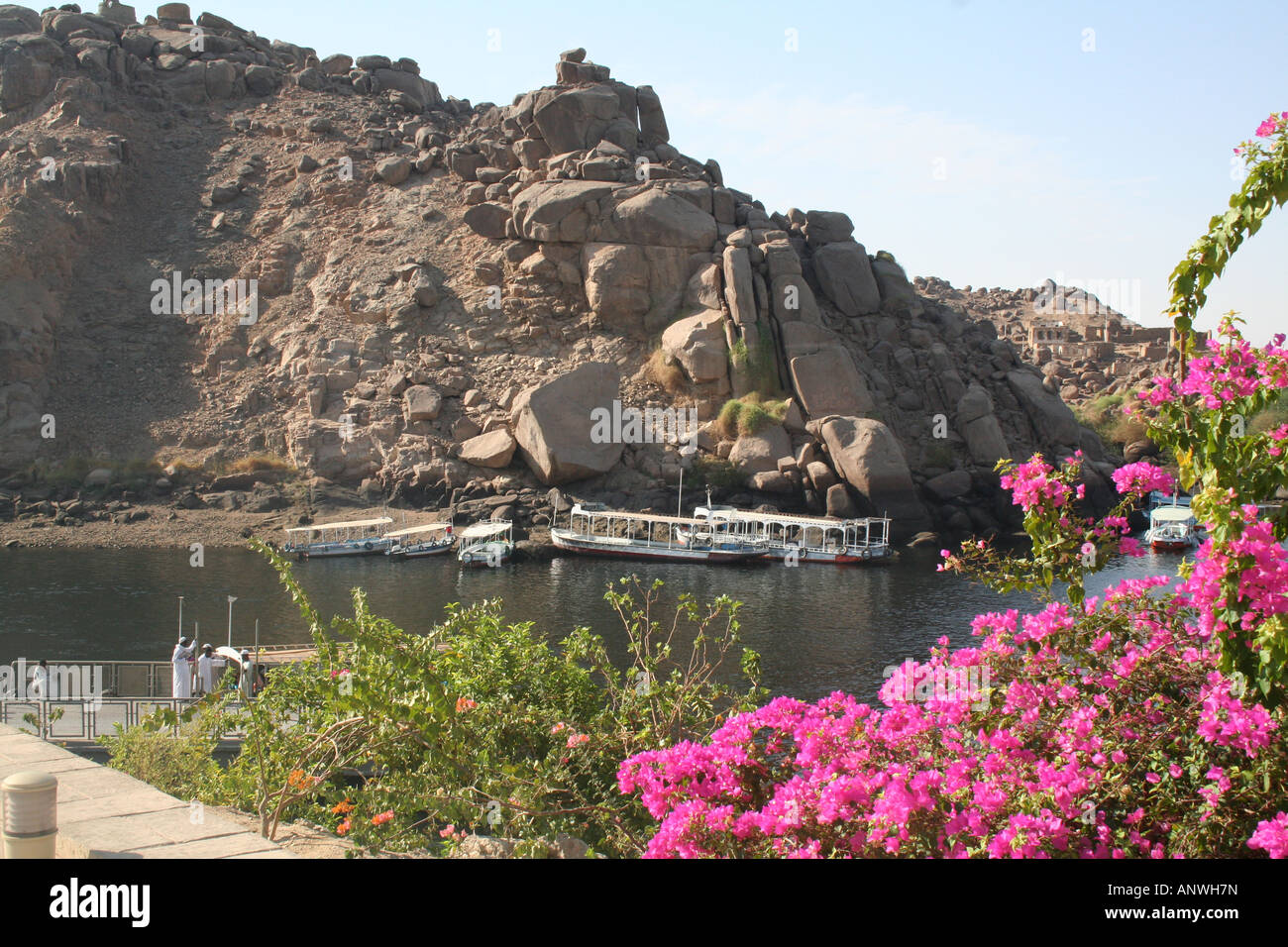 Felouque sur l'eau - Vue depuis le Temple de Philae [Agilkai Island, près d'Assouan, Egypte, Etats arabes, l'Afrique]. . Banque D'Images