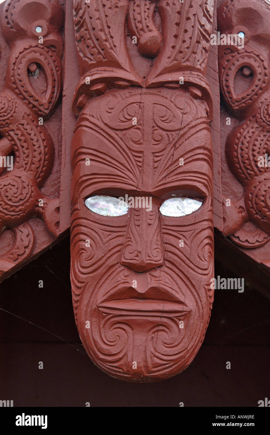 Les sculptures sur bois sur le lieu de rencontre dans le village maori de ohinemutu, Rotorua;île du Sud, Nouvelle-Zélande Banque D'Images