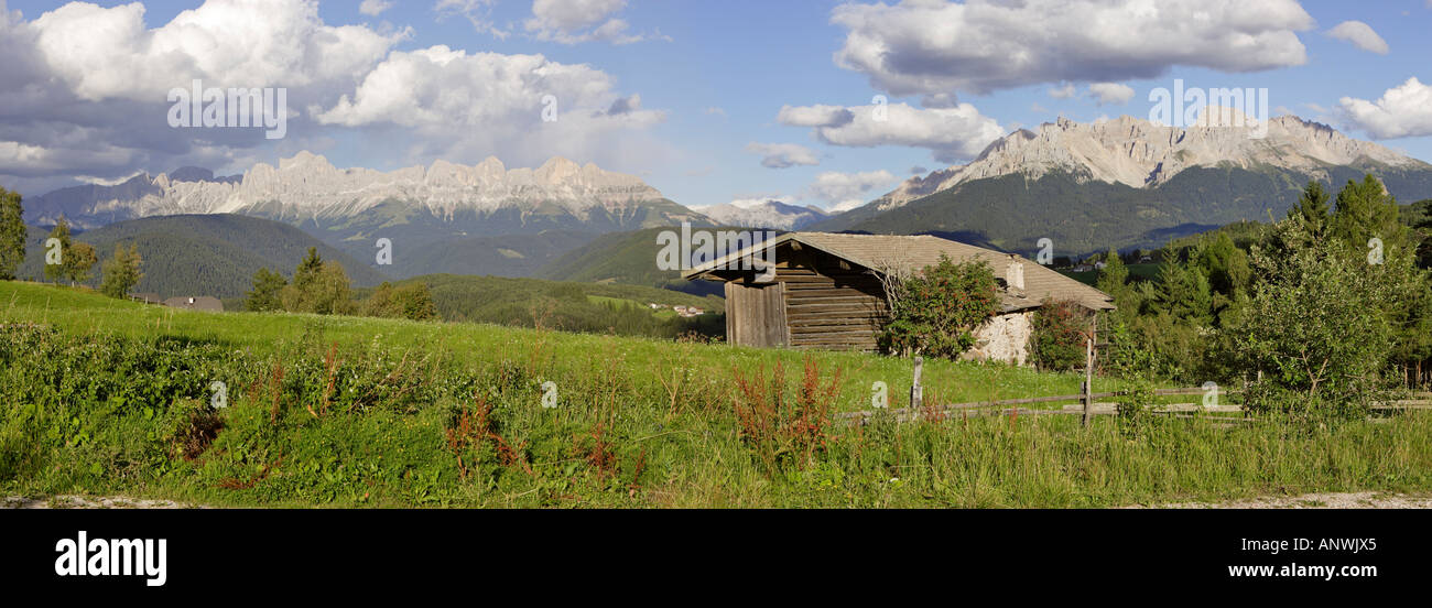Cabane en bois sur une prairie derrière la chaîne de montagnes Rosengarten Latemar à gauche et à droite, Pistoia, eggen valley Banque D'Images