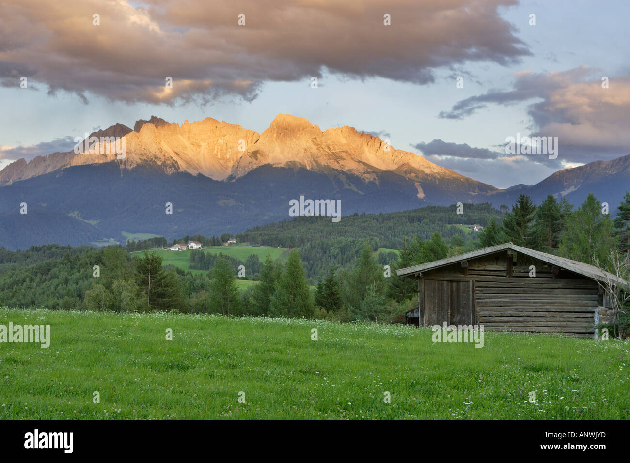 Cabane en bois sur une prairie derrière la chaîne de montagnes latemar, Pistoia, eggen, vallée du Tyrol du sud, Italie Banque D'Images