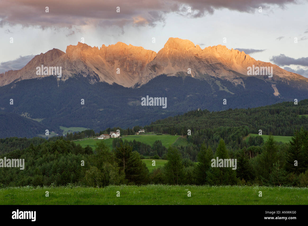 Gamme de montagne latemar, Pistoia, eggen, vallée du Tyrol du sud, Italie Banque D'Images