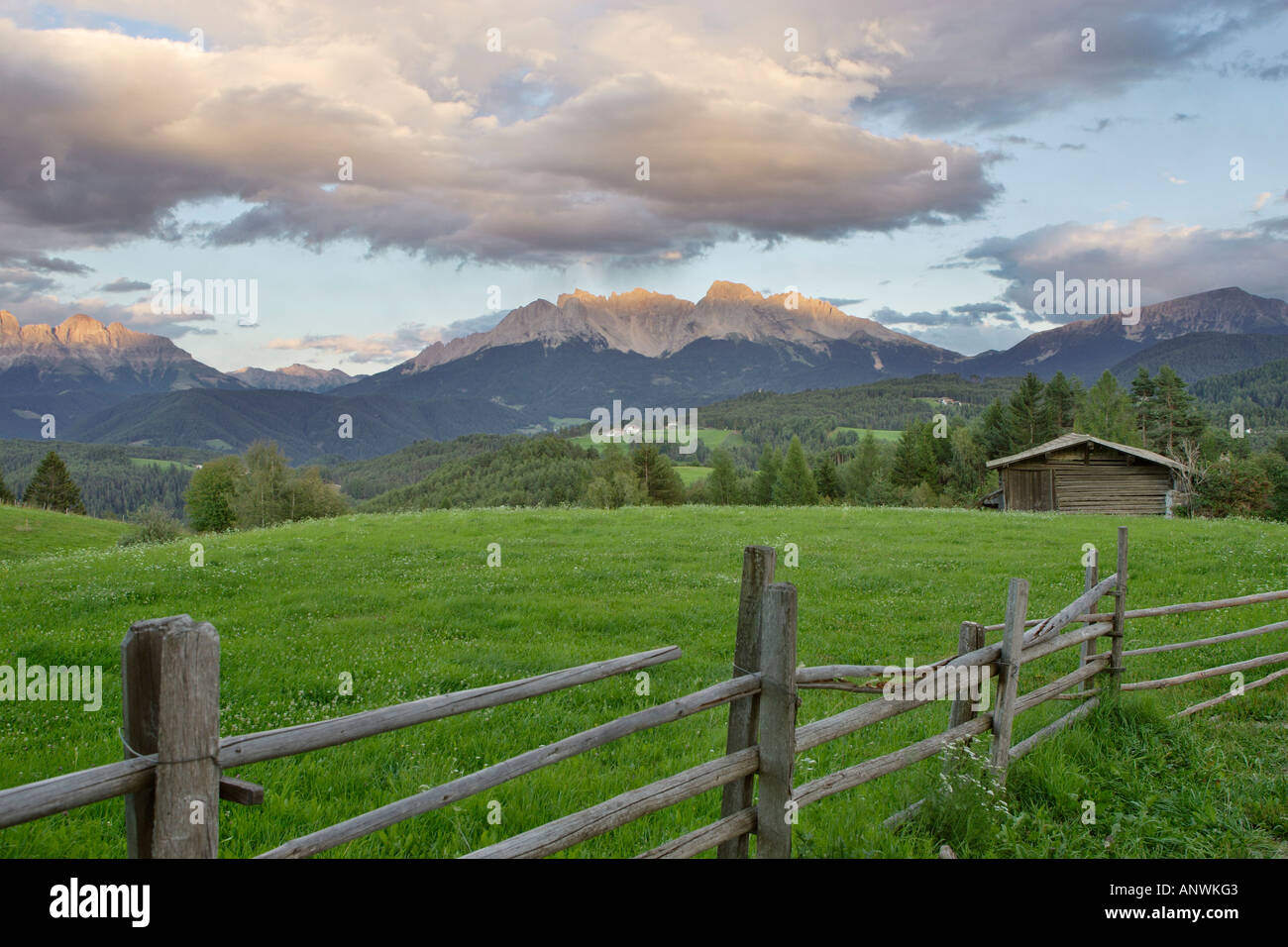 Cabane en bois sur une prairie derrière la chaîne de montagnes latemar, Pistoia, eggen, vallée du Tyrol du sud, Italie Banque D'Images