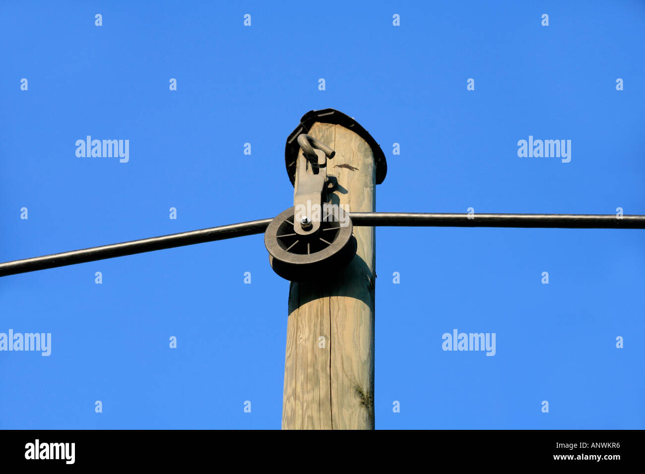 Ligne d'alimentation sur un poteau en bois monté sur des bobines de compensation de longueur Banque D'Images