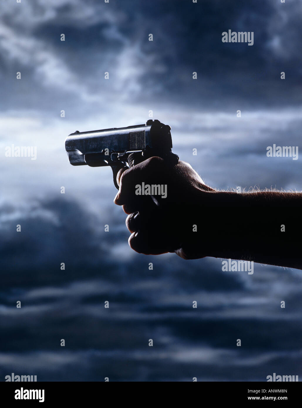 Homme avec pistolet silhouetted against sky Banque D'Images