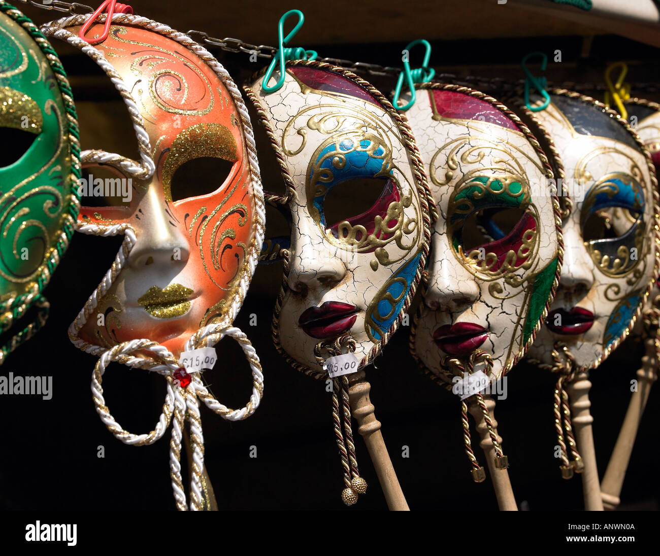 Les masques de carnaval de Venise en vente sur un marché à Venise, Italie Banque D'Images