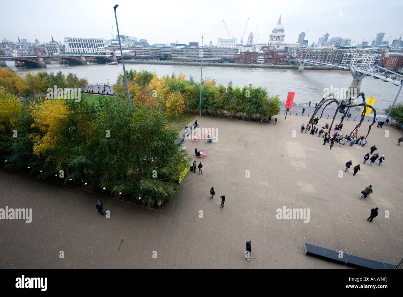 Tate Modern square spider et millenium bridge Londres Banque D'Images