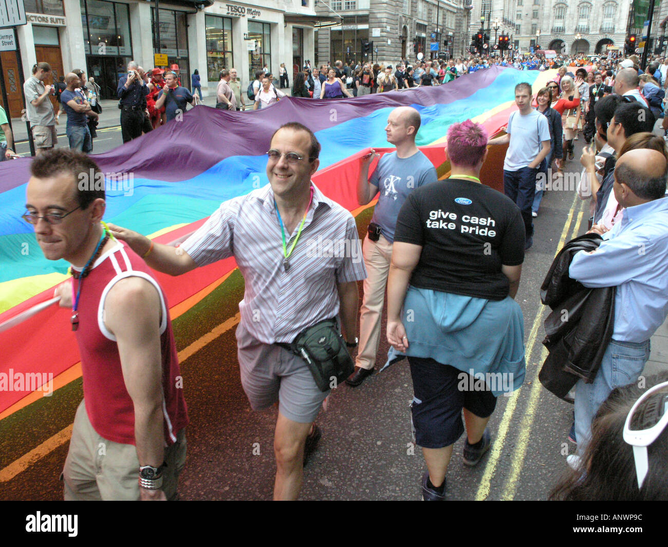 La bannière Arc-en-ciel à Londres Gay Pride Parade 2005 Angleterre Grande-bretagne Royaume-uni Europe EU Banque D'Images