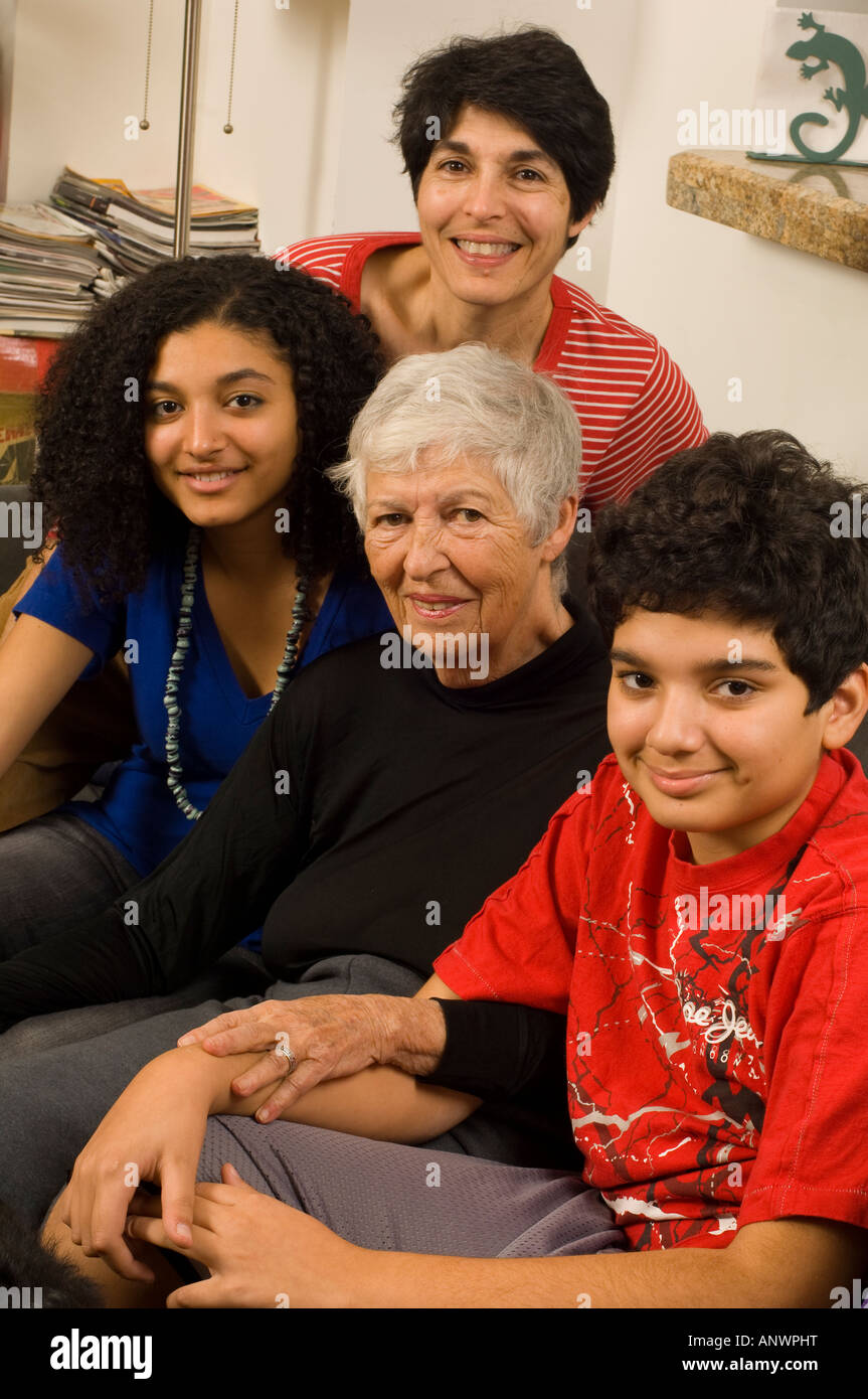 Femme d'âge moyen supérieur avec sa fille adolescente de 19 ans, petite-fille et petit-fils d'adolescent de 13 ans à la verticale Banque D'Images