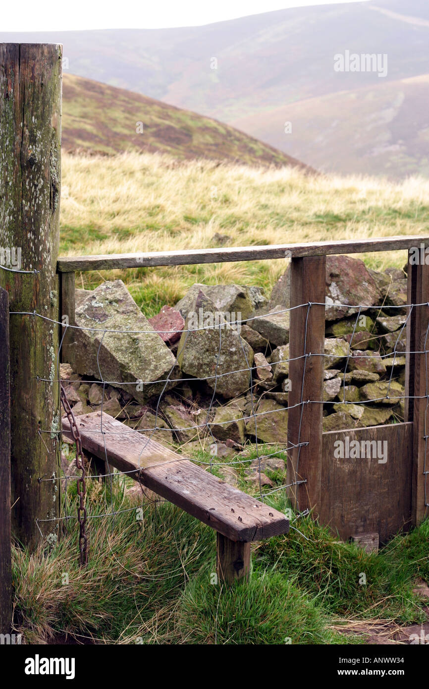 Stile en bois dans une digue en pierre sèche sur une colline de Midlothian Ecosse 2005 Banque D'Images