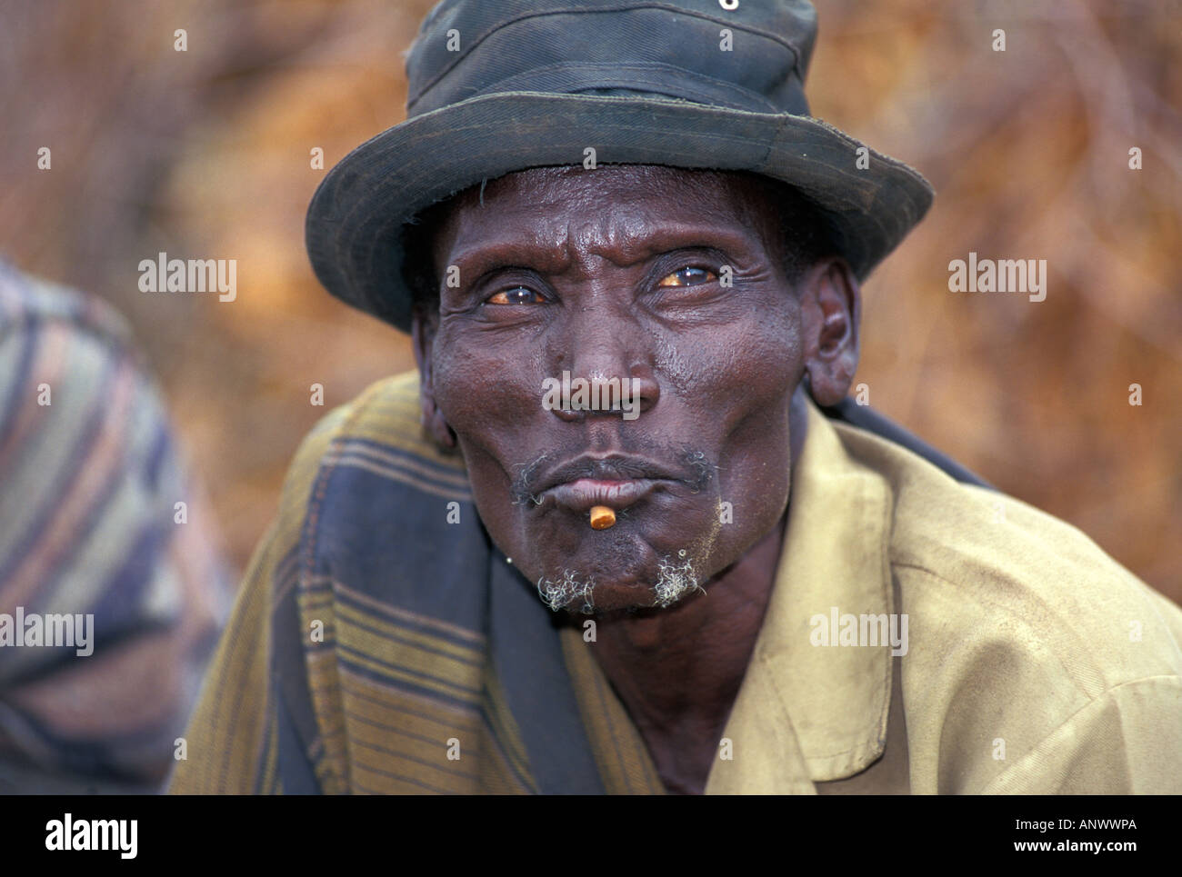 Un aîné Bume dans son village dans la région de l'Omo d'Ethiopie, l'Afrique. Banque D'Images