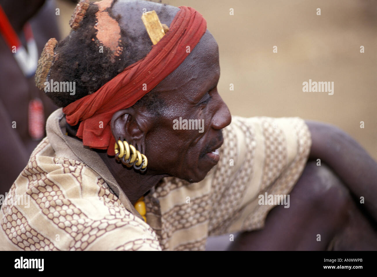 Un aîné Bume dans son village dans la région de l'Omo d'Ethiopie, l'Afrique. Banque D'Images
