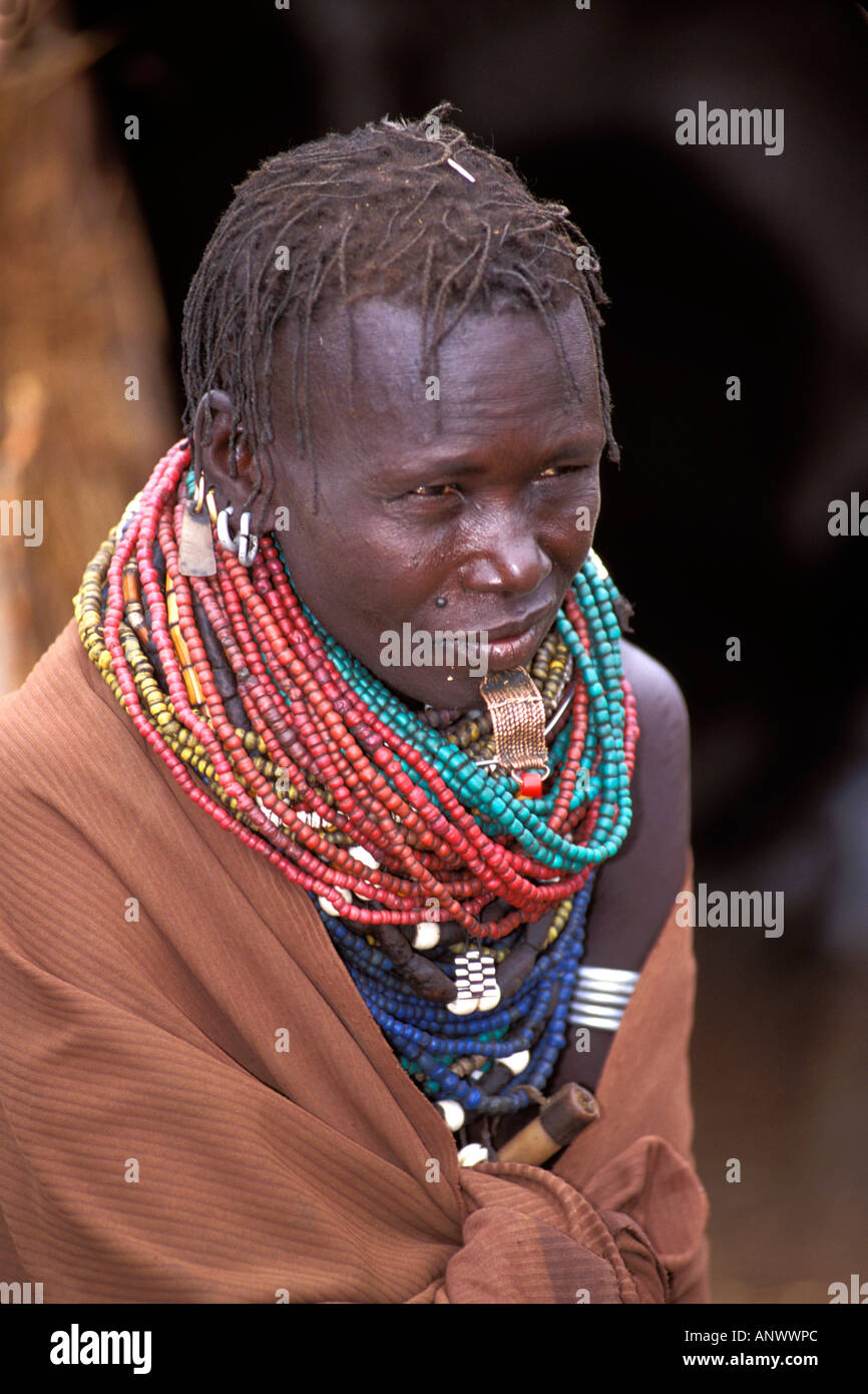 Une femme Bume dans son village dans la région de l'Omo Ethiopie, Afrique Banque D'Images