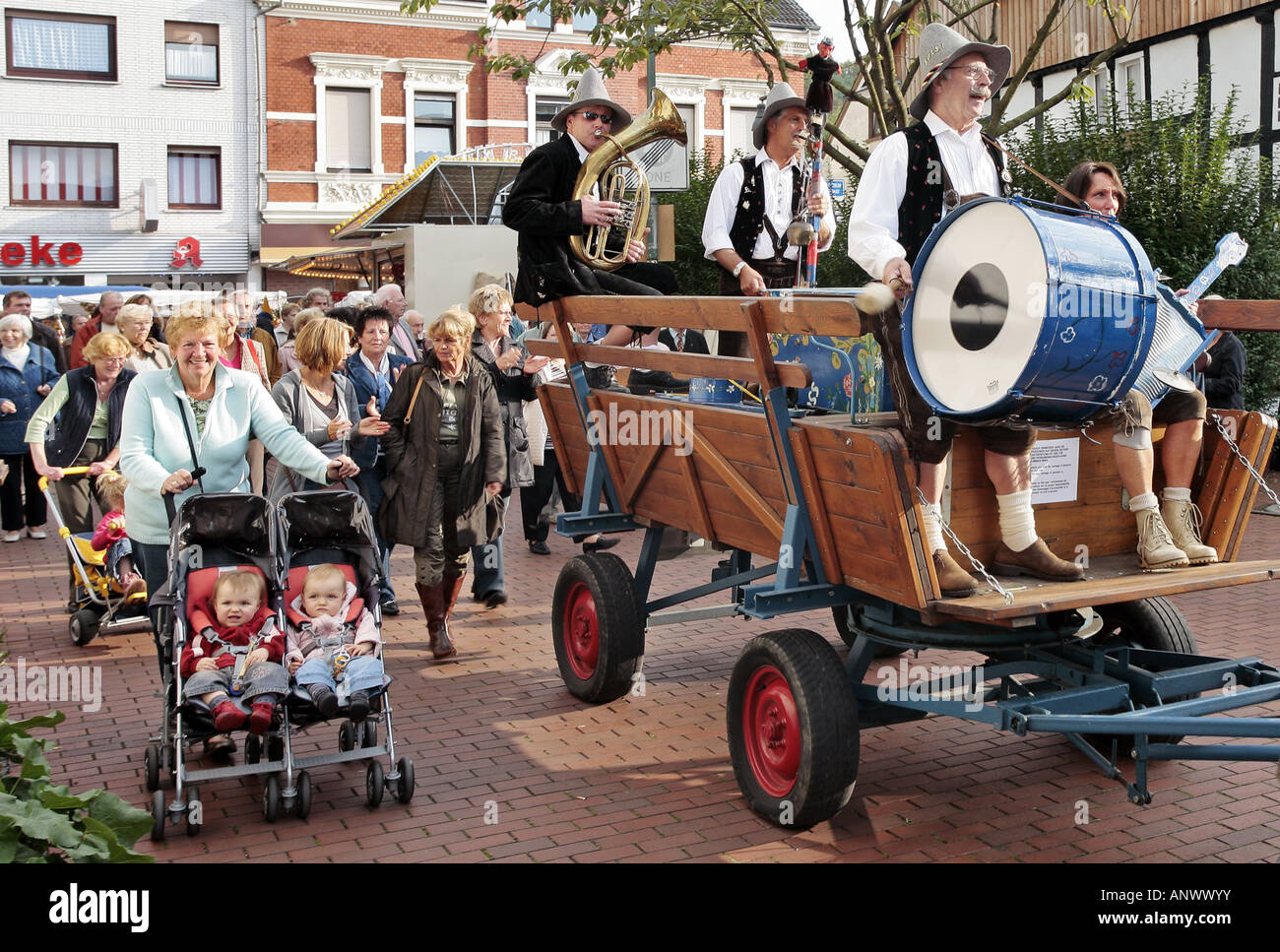 Musiciens sur la remorque à l'Oktoberfest à Witten, Allemagne, Rhénanie du Nord-Westphalie, Ruhr, Witten Banque D'Images