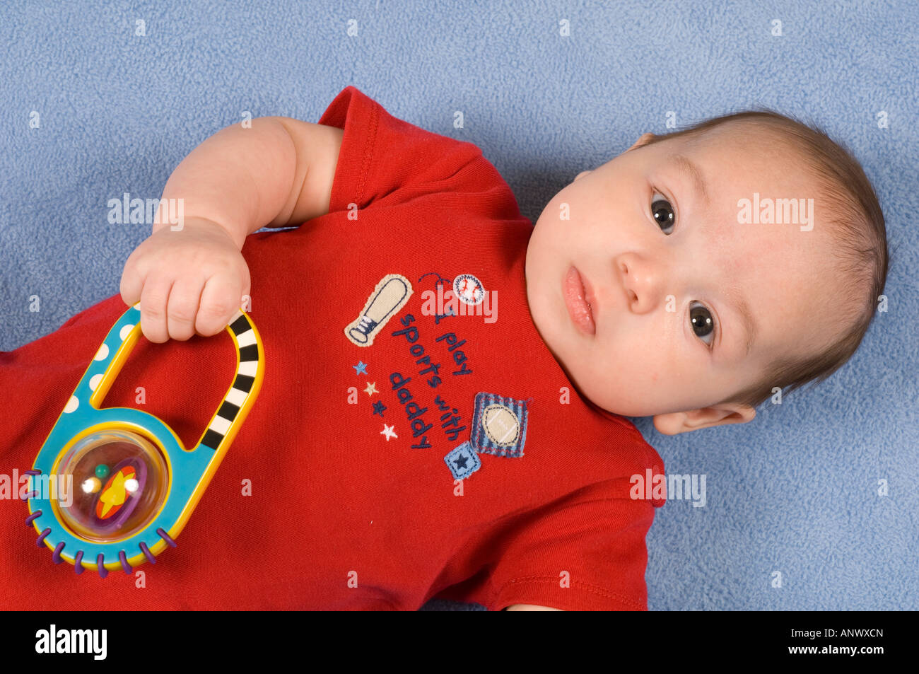 Bebe Garcon De 3 Mois Tenant Le Jouet Hochet Dans Palmar Poing Saisir Gros Plan Sur Le Dos Regardant Le Spectateur Photo Stock Alamy
