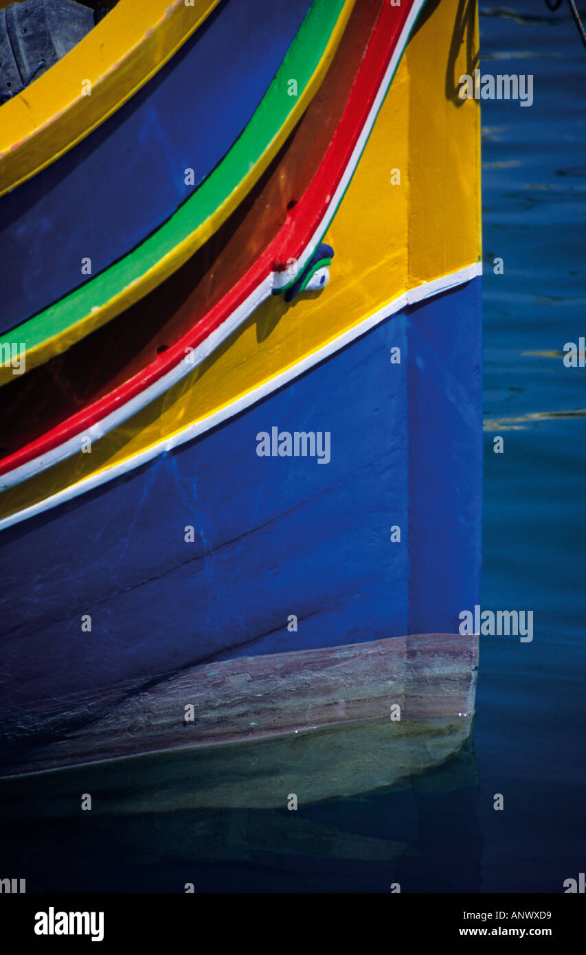Proue de bateau de pêche dans le port de Marsaxlokk à Malte Banque D'Images