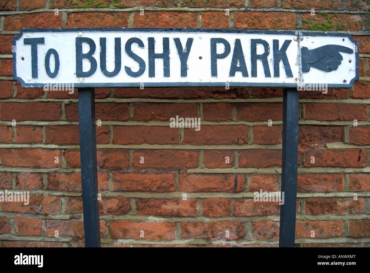Style ancienne plaque de rue avec flèche donnant des directives à Bushy Park, a royal park près de Hampton Court, London, England Banque D'Images